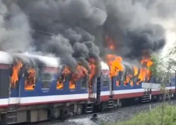 Maharashtra DEMU train catches fire between Ahmednagar and Narayanpur nobody hurt