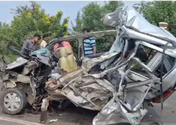 3 died in car and truck aaccident on Pune Bangalore highway near karad satara