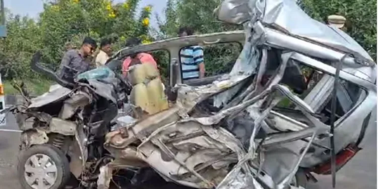 3 died in car and truck aaccident on Pune Bangalore highway near karad satara