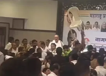 Clash between two faction of congress at review meeting in Nagpur