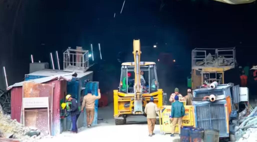 Uttarkashi Tunnel Rescue Update Problem In The Rescue Of Workers In Uttarkashi उपमुख्यमंत्री अजित पवार यांनी खेड-आळंदी मतदारसंघातील विविध विकासकामांबाबत मंत्रालयातील त्यांच्या दालनात आढावा बैठक घेतली. बैठकीस आमदार दिलीप मोहिते-पाटील, वित्त विभागाचे अपर मुख्य सचिव नितीन करीर, जलसंपदा विभागाचे अपर मुख्य सचिव दीपक कपूर, महसूल विभागाचे अपर मुख्य सचिव राजगोपाल देवरा, नगरविकास विभागाचे प्रधान सचिव असिमकुमार गुप्ता, डॉ. के.एच. गोविंदराज, नियोजन विभागाचे प्रधान सचिव सौरभ विजय, पाणीपुरवठा व स्वच्छता विभागाचे प्रधान सचिव संजय खंदारे, ग्रामविकास विभागाचे प्रधान सचिव एकनाथ डवले, गृह (परिवहन) विभागाचे प्रधान सचिव पराग जैन, सार्वजनिक बांधकाम विभागाचे (रस्ते) सचिव सदाशिव साळुंखे, महाराष्ट्र औद्योगिक विकास महामंडळाचे मुख्य कार्यकारी अधिकारी बिपीन शर्मा, महाराष्ट्र राज्य रस्ते विकास महामंडळाचे व्यवस्थापकीय संचालक राधेश्याम मोपलवार यांच्यासह पाणीपुरवठा विभाग, महाराष्ट्र औद्योगिक विकास महामंडळ, महाराष्ट्र जीवन प्राधिकरणाचे वरिष्ठ अधिकारी उपस्थित होते. तसेच पुण्याचे जिल्हाधिकारी राजेश देशमुख दूरदृश्य प्रणालीद्वारे सहभागी झाले होते. उपमुख्यमंत्री अजित पवार म्हणाले की, तीर्थक्षेत्र आळंदी येथे आषाढी वारीसह वर्षभर मोठ्या प्रमाणात भाविक येतात. आलेल्या भाविकांना वाहतूक कोंडीचा सामना करावा लागू नये यासाठी पुरेशा वाहनतळाची व्यवस्था उपलब्ध असणे आवश्यक आहे. एसटी बसस्थानकांच्या इमारतीवर रॅम्पच्या सुविधेसह पार्किंग उभारण्याचा प्रस्ताव तयार करावा. शिवाय या आराखड्यात इलेक्ट्रिक वाहनांच्या चार्जिंग सुविधेचाही समावेश करण्याच्या सूचना उपमुख्यमंत्र्यांनी दिल्या. तसेच बसस्थानक परिसरातील रस्त्यांसाठी एसटी महामंडळाची ६५२ चौरस मीटर जागा प्रस्तावित आहे. त्यासाठी एसटीला जागेच्या मोबदल्याची रक्कम जिल्हा नियोजन समितीमधून देऊन जागा नगरपालिकेला हस्तांतरित करावी, असेही त्यांनी सांगितले. चाकणच्या हद्दवाढीचा प्रस्ताव सादर करा चाकण शहरातील विकासकामांचा आढावा घेताना उपमुख्यमंत्री अजित पवार म्हणाले की, पुण्याच्या आजूबाजूला असणाऱ्या नगरपरिषद क्षेत्रातील लोकसंख्या झपाट्याने वाढत आहे. यामुळे नागरिकांना सोयीसुविधा देण्यात नगरपरिषदांना मर्यादा येत आहेत. चाकण शहर व परिसराची लोकसंख्याही मोठ्या प्रमाणात वाढली आहे. त्यामुळे शहराची हद्दवाढ करण्याची मागणी स्थानिक लोकप्रतिनिधी दिलीप मोहिते पाटील यांनी केली आहे. नागरिकांना चांगल्या पायाभूत सुविधा उपलब्ध करून देण्यासाठी चाकणच्या हद्दवाढीचा प्रस्ताव सादर करण्याच्या सूचना उपमुख्यमंत्री अजित पवार यांनी दिल्या. हुतात्मा राजगुरू स्मारकाबाबत बोलताना उपमुख्यमंत्री अजित पवार म्हणाले, राजगुरूनगर येथे हुतात्मा राजगुरू यांचे भव्य स्मारक उभारण्याचा निर्णय राज्य सरकारने घेतला आहे. त्यासाठी २४८ कोटी रूपयांचा विकास आराखडा मंजूर करण्यात आला आहे. विकास आराखड्याची अंमलबजावणी करताना पोलीस वसाहतीसाठी आरक्षित जागेच्या ठिकाणी नगरपालिकेची प्रशासकीय इमारत करण्याचा सुधारित आराखडा तयार करून प्रस्ताव सादर करावा. त्याचप्रमाणे पंचायत समितीची जुनी जागा आहे, ती जागाही नगरपालिकेला हस्तांतरित करण्याबाबत निर्णय घेण्याच्या सूचना उपमुख्यमंत्री अजित पवार यांनी दिल्या. महाराष्ट्र औद्योगिक विकास महामंडळाच्या अखत्यारित येणाऱ्या चाकण, राजगुरूनगर, आळंदी येथील एमआयडीसीमधून १० रस्ते जातात, यापैकी तीन रस्ते मंजूर आहेत, तर चार रस्ते एमआयडीसी क्षेत्राबाहेरील असल्याची माहिती यावेळी देण्यात आली. त्यावर उपमुख्यमंत्री अजित पवार म्हणाले, मावळ-खेड भागातील नागरिकांनी औद्योगिक क्षेत्रासाठी आपल्या जमिनी दिल्या आहेत. त्यामुळे या परिसरातील गावांमधील नागरिकांना चांगल्या सोयी देण्यासाठी एमआयडीसी क्षेत्राला जोडणारे रस्ते, पोहोच रस्ते सुस्थितीत असणे आवश्यक आहे. मुख्य रस्ते बनवितानाच पर्यायी रस्त्यांची दुरूस्ती करावी, त्यांची रूंदी वाढवावी. शेतकऱ्यांची मान्यता असल्यास पुणे चक्राकार रोड (रिंग रोड) तयार करताना मरकळ ते गोलेगावदरम्यान सर्विस रोड ९० मीटरऐवजी ११० मीटर करावा. त्यापुढे तो लोणीकंदपर्यंत वाढविण्याबाबत विचार करावा. त्यासाठी कराव्या लागणाऱ्या भूसंपादनास मान्यता देण्यात येईल.