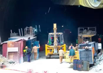 Uttarkashi Tunnel Rescue Update Problem In The Rescue Of Workers In Uttarkashi उपमुख्यमंत्री अजित पवार यांनी खेड-आळंदी मतदारसंघातील विविध विकासकामांबाबत मंत्रालयातील त्यांच्या दालनात आढावा बैठक घेतली. बैठकीस आमदार दिलीप मोहिते-पाटील, वित्त विभागाचे अपर मुख्य सचिव नितीन करीर, जलसंपदा विभागाचे अपर मुख्य सचिव दीपक कपूर, महसूल विभागाचे अपर मुख्य सचिव राजगोपाल देवरा, नगरविकास विभागाचे प्रधान सचिव असिमकुमार गुप्ता, डॉ. के.एच. गोविंदराज, नियोजन विभागाचे प्रधान सचिव सौरभ विजय, पाणीपुरवठा व स्वच्छता विभागाचे प्रधान सचिव संजय खंदारे, ग्रामविकास विभागाचे प्रधान सचिव एकनाथ डवले, गृह (परिवहन) विभागाचे प्रधान सचिव पराग जैन, सार्वजनिक बांधकाम विभागाचे (रस्ते) सचिव सदाशिव साळुंखे, महाराष्ट्र औद्योगिक विकास महामंडळाचे मुख्य कार्यकारी अधिकारी बिपीन शर्मा, महाराष्ट्र राज्य रस्ते विकास महामंडळाचे व्यवस्थापकीय संचालक राधेश्याम मोपलवार यांच्यासह पाणीपुरवठा विभाग, महाराष्ट्र औद्योगिक विकास महामंडळ, महाराष्ट्र जीवन प्राधिकरणाचे वरिष्ठ अधिकारी उपस्थित होते. तसेच पुण्याचे जिल्हाधिकारी राजेश देशमुख दूरदृश्य प्रणालीद्वारे सहभागी झाले होते. उपमुख्यमंत्री अजित पवार म्हणाले की, तीर्थक्षेत्र आळंदी येथे आषाढी वारीसह वर्षभर मोठ्या प्रमाणात भाविक येतात. आलेल्या भाविकांना वाहतूक कोंडीचा सामना करावा लागू नये यासाठी पुरेशा वाहनतळाची व्यवस्था उपलब्ध असणे आवश्यक आहे. एसटी बसस्थानकांच्या इमारतीवर रॅम्पच्या सुविधेसह पार्किंग उभारण्याचा प्रस्ताव तयार करावा. शिवाय या आराखड्यात इलेक्ट्रिक वाहनांच्या चार्जिंग सुविधेचाही समावेश करण्याच्या सूचना उपमुख्यमंत्र्यांनी दिल्या. तसेच बसस्थानक परिसरातील रस्त्यांसाठी एसटी महामंडळाची ६५२ चौरस मीटर जागा प्रस्तावित आहे. त्यासाठी एसटीला जागेच्या मोबदल्याची रक्कम जिल्हा नियोजन समितीमधून देऊन जागा नगरपालिकेला हस्तांतरित करावी, असेही त्यांनी सांगितले. चाकणच्या हद्दवाढीचा प्रस्ताव सादर करा चाकण शहरातील विकासकामांचा आढावा घेताना उपमुख्यमंत्री अजित पवार म्हणाले की, पुण्याच्या आजूबाजूला असणाऱ्या नगरपरिषद क्षेत्रातील लोकसंख्या झपाट्याने वाढत आहे. यामुळे नागरिकांना सोयीसुविधा देण्यात नगरपरिषदांना मर्यादा येत आहेत. चाकण शहर व परिसराची लोकसंख्याही मोठ्या प्रमाणात वाढली आहे. त्यामुळे शहराची हद्दवाढ करण्याची मागणी स्थानिक लोकप्रतिनिधी दिलीप मोहिते पाटील यांनी केली आहे. नागरिकांना चांगल्या पायाभूत सुविधा उपलब्ध करून देण्यासाठी चाकणच्या हद्दवाढीचा प्रस्ताव सादर करण्याच्या सूचना उपमुख्यमंत्री अजित पवार यांनी दिल्या. हुतात्मा राजगुरू स्मारकाबाबत बोलताना उपमुख्यमंत्री अजित पवार म्हणाले, राजगुरूनगर येथे हुतात्मा राजगुरू यांचे भव्य स्मारक उभारण्याचा निर्णय राज्य सरकारने घेतला आहे. त्यासाठी २४८ कोटी रूपयांचा विकास आराखडा मंजूर करण्यात आला आहे. विकास आराखड्याची अंमलबजावणी करताना पोलीस वसाहतीसाठी आरक्षित जागेच्या ठिकाणी नगरपालिकेची प्रशासकीय इमारत करण्याचा सुधारित आराखडा तयार करून प्रस्ताव सादर करावा. त्याचप्रमाणे पंचायत समितीची जुनी जागा आहे, ती जागाही नगरपालिकेला हस्तांतरित करण्याबाबत निर्णय घेण्याच्या सूचना उपमुख्यमंत्री अजित पवार यांनी दिल्या. महाराष्ट्र औद्योगिक विकास महामंडळाच्या अखत्यारित येणाऱ्या चाकण, राजगुरूनगर, आळंदी येथील एमआयडीसीमधून १० रस्ते जातात, यापैकी तीन रस्ते मंजूर आहेत, तर चार रस्ते एमआयडीसी क्षेत्राबाहेरील असल्याची माहिती यावेळी देण्यात आली. त्यावर उपमुख्यमंत्री अजित पवार म्हणाले, मावळ-खेड भागातील नागरिकांनी औद्योगिक क्षेत्रासाठी आपल्या जमिनी दिल्या आहेत. त्यामुळे या परिसरातील गावांमधील नागरिकांना चांगल्या सोयी देण्यासाठी एमआयडीसी क्षेत्राला जोडणारे रस्ते, पोहोच रस्ते सुस्थितीत असणे आवश्यक आहे. मुख्य रस्ते बनवितानाच पर्यायी रस्त्यांची दुरूस्ती करावी, त्यांची रूंदी वाढवावी. शेतकऱ्यांची मान्यता असल्यास पुणे चक्राकार रोड (रिंग रोड) तयार करताना मरकळ ते गोलेगावदरम्यान सर्विस रोड ९० मीटरऐवजी ११० मीटर करावा. त्यापुढे तो लोणीकंदपर्यंत वाढविण्याबाबत विचार करावा. त्यासाठी कराव्या लागणाऱ्या भूसंपादनास मान्यता देण्यात येईल.