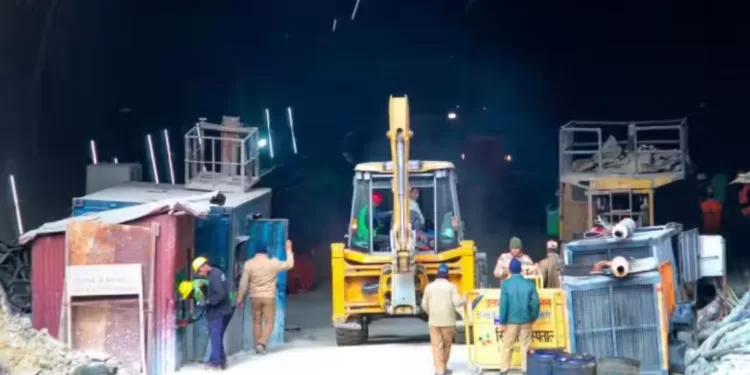 Uttarkashi Tunnel Rescue Update Problem In The Rescue Of Workers In Uttarkashi उपमुख्यमंत्री अजित पवार यांनी खेड-आळंदी मतदारसंघातील विविध विकासकामांबाबत मंत्रालयातील त्यांच्या दालनात आढावा बैठक घेतली. बैठकीस आमदार दिलीप मोहिते-पाटील, वित्त विभागाचे अपर मुख्य सचिव नितीन करीर, जलसंपदा विभागाचे अपर मुख्य सचिव दीपक कपूर, महसूल विभागाचे अपर मुख्य सचिव राजगोपाल देवरा, नगरविकास विभागाचे प्रधान सचिव असिमकुमार गुप्ता, डॉ. के.एच. गोविंदराज, नियोजन विभागाचे प्रधान सचिव सौरभ विजय, पाणीपुरवठा व स्वच्छता विभागाचे प्रधान सचिव संजय खंदारे, ग्रामविकास विभागाचे प्रधान सचिव एकनाथ डवले, गृह (परिवहन) विभागाचे प्रधान सचिव पराग जैन, सार्वजनिक बांधकाम विभागाचे (रस्ते) सचिव सदाशिव साळुंखे, महाराष्ट्र औद्योगिक विकास महामंडळाचे मुख्य कार्यकारी अधिकारी बिपीन शर्मा, महाराष्ट्र राज्य रस्ते विकास महामंडळाचे व्यवस्थापकीय संचालक राधेश्याम मोपलवार यांच्यासह पाणीपुरवठा विभाग, महाराष्ट्र औद्योगिक विकास महामंडळ, महाराष्ट्र जीवन प्राधिकरणाचे वरिष्ठ अधिकारी उपस्थित होते. तसेच पुण्याचे जिल्हाधिकारी राजेश देशमुख दूरदृश्य प्रणालीद्वारे सहभागी झाले होते. उपमुख्यमंत्री अजित पवार म्हणाले की, तीर्थक्षेत्र आळंदी येथे आषाढी वारीसह वर्षभर मोठ्या प्रमाणात भाविक येतात. आलेल्या भाविकांना वाहतूक कोंडीचा सामना करावा लागू नये यासाठी पुरेशा वाहनतळाची व्यवस्था उपलब्ध असणे आवश्यक आहे. एसटी बसस्थानकांच्या इमारतीवर रॅम्पच्या सुविधेसह पार्किंग उभारण्याचा प्रस्ताव तयार करावा. शिवाय या आराखड्यात इलेक्ट्रिक वाहनांच्या चार्जिंग सुविधेचाही समावेश करण्याच्या सूचना उपमुख्यमंत्र्यांनी दिल्या. तसेच बसस्थानक परिसरातील रस्त्यांसाठी एसटी महामंडळाची ६५२ चौरस मीटर जागा प्रस्तावित आहे. त्यासाठी एसटीला जागेच्या मोबदल्याची रक्कम जिल्हा नियोजन समितीमधून देऊन जागा नगरपालिकेला हस्तांतरित करावी, असेही त्यांनी सांगितले. चाकणच्या हद्दवाढीचा प्रस्ताव सादर करा चाकण शहरातील विकासकामांचा आढावा घेताना उपमुख्यमंत्री अजित पवार म्हणाले की, पुण्याच्या आजूबाजूला असणाऱ्या नगरपरिषद क्षेत्रातील लोकसंख्या झपाट्याने वाढत आहे. यामुळे नागरिकांना सोयीसुविधा देण्यात नगरपरिषदांना मर्यादा येत आहेत. चाकण शहर व परिसराची लोकसंख्याही मोठ्या प्रमाणात वाढली आहे. त्यामुळे शहराची हद्दवाढ करण्याची मागणी स्थानिक लोकप्रतिनिधी दिलीप मोहिते पाटील यांनी केली आहे. नागरिकांना चांगल्या पायाभूत सुविधा उपलब्ध करून देण्यासाठी चाकणच्या हद्दवाढीचा प्रस्ताव सादर करण्याच्या सूचना उपमुख्यमंत्री अजित पवार यांनी दिल्या. हुतात्मा राजगुरू स्मारकाबाबत बोलताना उपमुख्यमंत्री अजित पवार म्हणाले, राजगुरूनगर येथे हुतात्मा राजगुरू यांचे भव्य स्मारक उभारण्याचा निर्णय राज्य सरकारने घेतला आहे. त्यासाठी २४८ कोटी रूपयांचा विकास आराखडा मंजूर करण्यात आला आहे. विकास आराखड्याची अंमलबजावणी करताना पोलीस वसाहतीसाठी आरक्षित जागेच्या ठिकाणी नगरपालिकेची प्रशासकीय इमारत करण्याचा सुधारित आराखडा तयार करून प्रस्ताव सादर करावा. त्याचप्रमाणे पंचायत समितीची जुनी जागा आहे, ती जागाही नगरपालिकेला हस्तांतरित करण्याबाबत निर्णय घेण्याच्या सूचना उपमुख्यमंत्री अजित पवार यांनी दिल्या. महाराष्ट्र औद्योगिक विकास महामंडळाच्या अखत्यारित येणाऱ्या चाकण, राजगुरूनगर, आळंदी येथील एमआयडीसीमधून १० रस्ते जातात, यापैकी तीन रस्ते मंजूर आहेत, तर चार रस्ते एमआयडीसी क्षेत्राबाहेरील असल्याची माहिती यावेळी देण्यात आली. त्यावर उपमुख्यमंत्री अजित पवार म्हणाले, मावळ-खेड भागातील नागरिकांनी औद्योगिक क्षेत्रासाठी आपल्या जमिनी दिल्या आहेत. त्यामुळे या परिसरातील गावांमधील नागरिकांना चांगल्या सोयी देण्यासाठी एमआयडीसी क्षेत्राला जोडणारे रस्ते, पोहोच रस्ते सुस्थितीत असणे आवश्यक आहे. मुख्य रस्ते बनवितानाच पर्यायी रस्त्यांची दुरूस्ती करावी, त्यांची रूंदी वाढवावी. शेतकऱ्यांची मान्यता असल्यास पुणे चक्राकार रोड (रिंग रोड) तयार करताना मरकळ ते गोलेगावदरम्यान सर्विस रोड ९० मीटरऐवजी ११० मीटर करावा. त्यापुढे तो लोणीकंदपर्यंत वाढविण्याबाबत विचार करावा. त्यासाठी कराव्या लागणाऱ्या भूसंपादनास मान्यता देण्यात येईल.