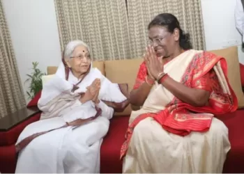 President Murmu meets former president Pratibha Patil in pune