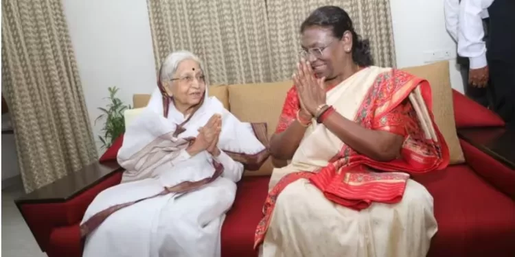 President Murmu meets former president Pratibha Patil in pune