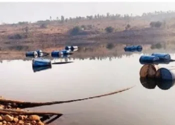illegal water theft in bhavala lake patoda beed