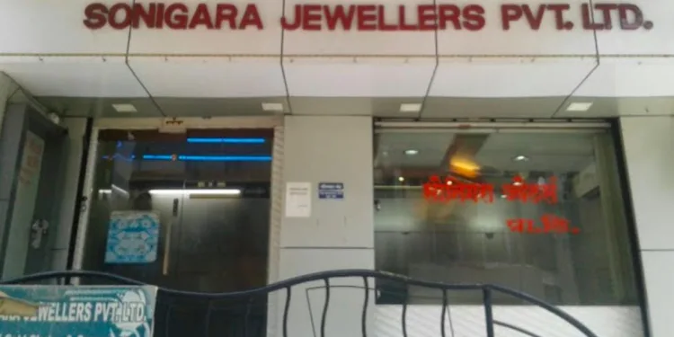 Salesman cheats jewellery shop owner in pune