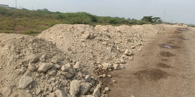 kedgaon-news-mud murum used to build road in kedgaon