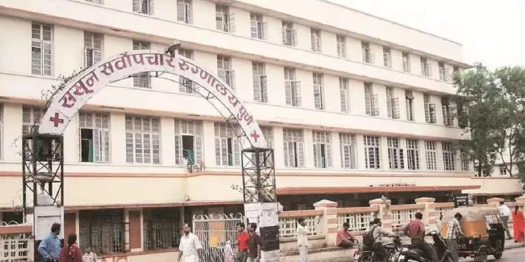 doctor and nurses got stuck in the lift of Sassoon hospital pune