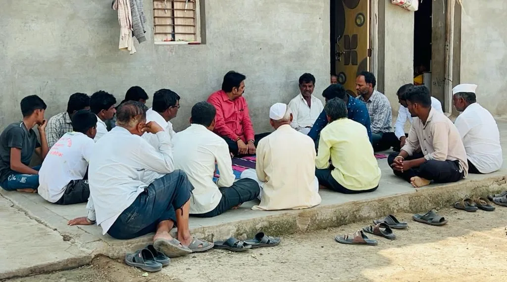 Harshavardhan patil consoles farmers family who died in tunnel