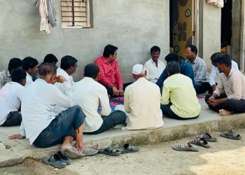 Harshavardhan patil consoles farmers family who died in tunnel