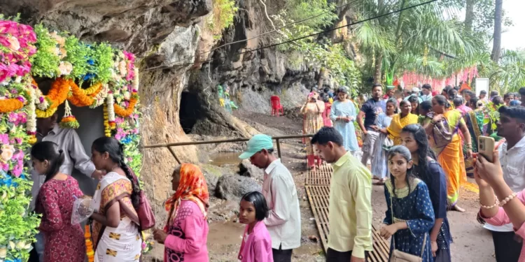 womens takes blessings from kartikswami panchangi satara