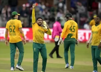 South Africa won toss and elected bowl first