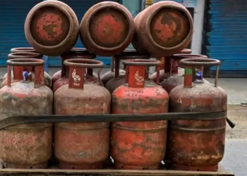 man arrested fir refilling gas cylinder illegally in talegaon