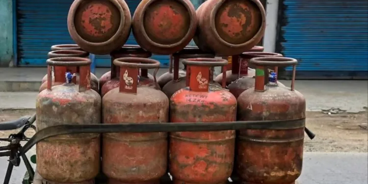 man arrested fir refilling gas cylinder illegally in talegaon