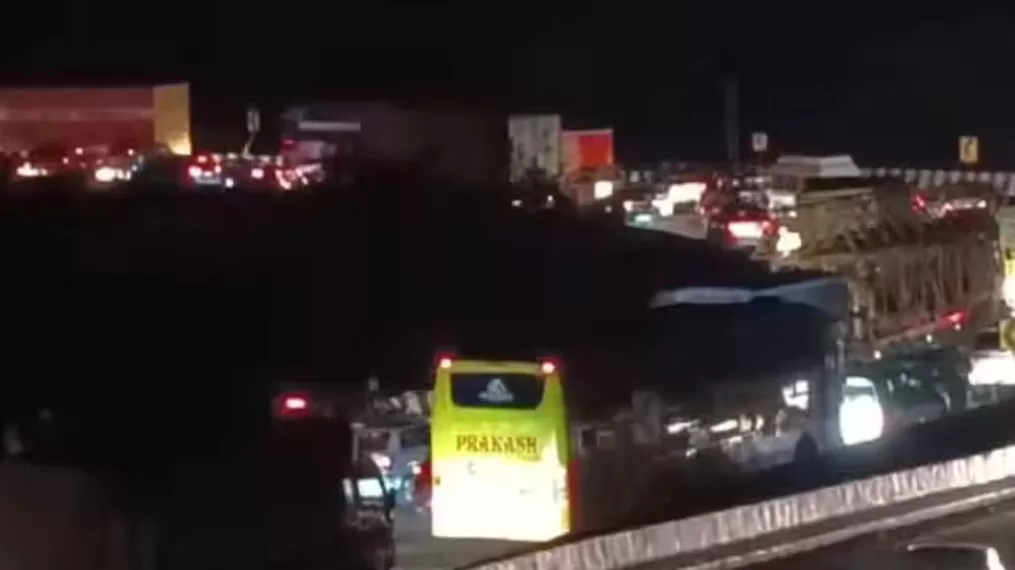 Traffic jam in borighat on mumbai pune expressway