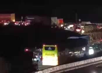 Traffic jam in borighat on mumbai pune expressway