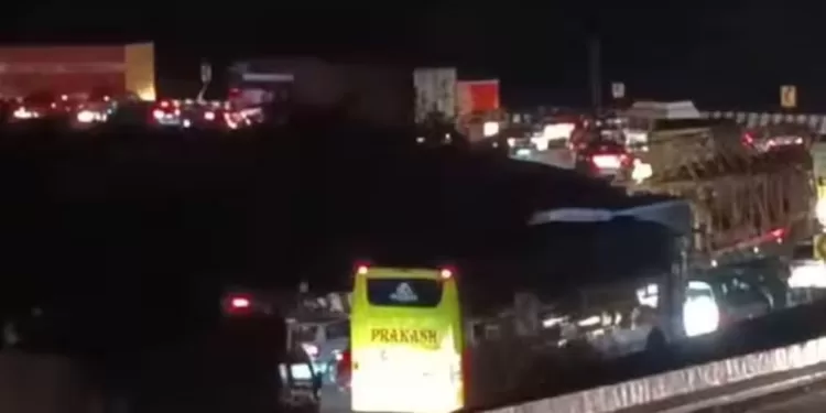 Traffic jam in borighat on mumbai pune expressway