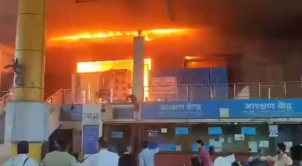Massive fire break in jan ahar canteen in lokmanya tilak terminus mumbai