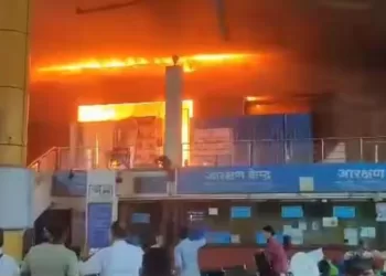 Massive fire break in jan ahar canteen in lokmanya tilak terminus mumbai