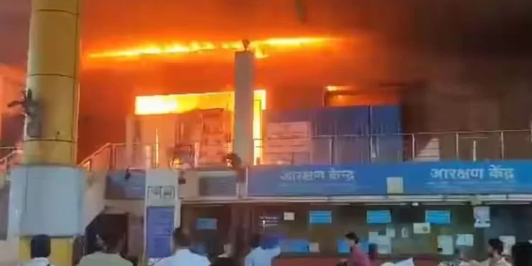 Massive fire break in jan ahar canteen in lokmanya tilak terminus mumbai