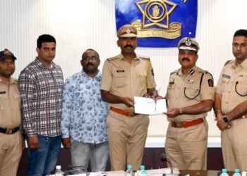 Nagar Kotwali police station police felicitated by DIG ahmednagar