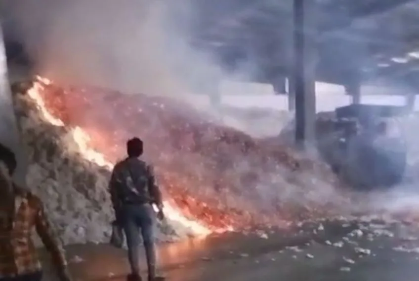 ginning and pressing factory caught by fire in wani yavatnal
