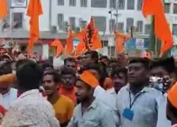 Stone pelting on shops during hindu jan aakrosh morcha in solapur