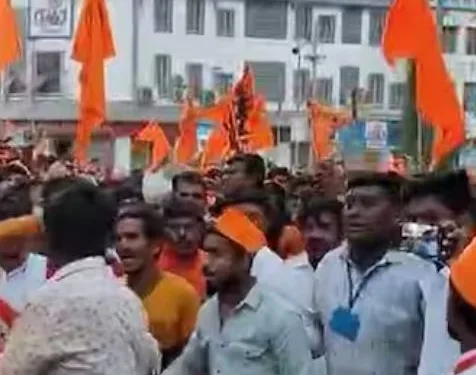 Stone pelting on shops during hindu jan aakrosh morcha in solapur