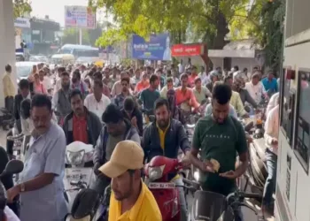 heavy crowd at petrol pump in chhatrapati sambhajinagar due to rumours