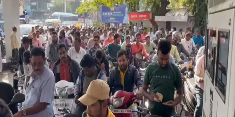 heavy crowd at petrol pump in chhatrapati sambhajinagar due to rumours