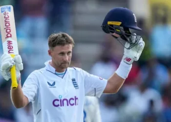 Joe Root and Ollie Robinson take ENG 302/7 at stumps in Ranchi