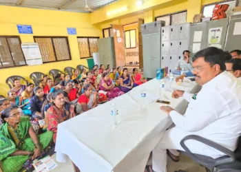 BJP leader sharad Butte Patil interacts with farmers in gaon chalo ahiyaan