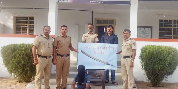 Uruli kanchan police arrested youth taving sword with him pune