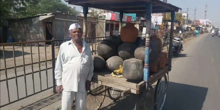 mud water pot available market now in summer in loni kalbhor