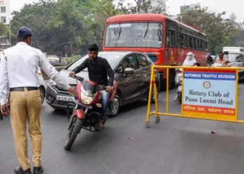 Traffic police forcefully deducts challan for vehicle owner on pune solapur highway