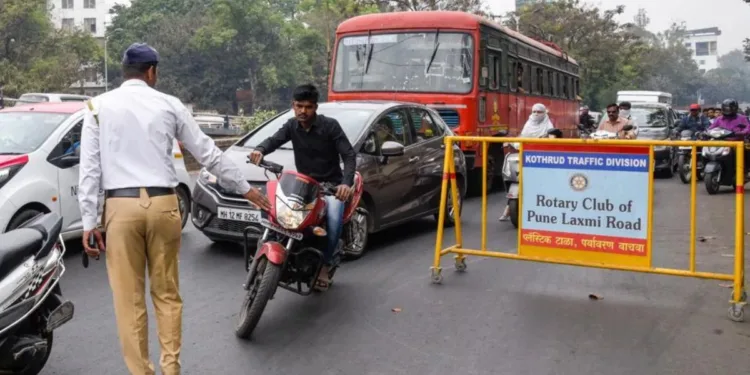Traffic police forcefully deducts challan for vehicle owner on pune solapur highway