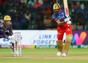 Virat bats through the innings, Bengaluru 182/6 in 20 overs