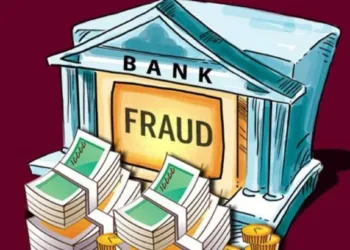 daund Canara Bank employee fraud of four lakh rupees