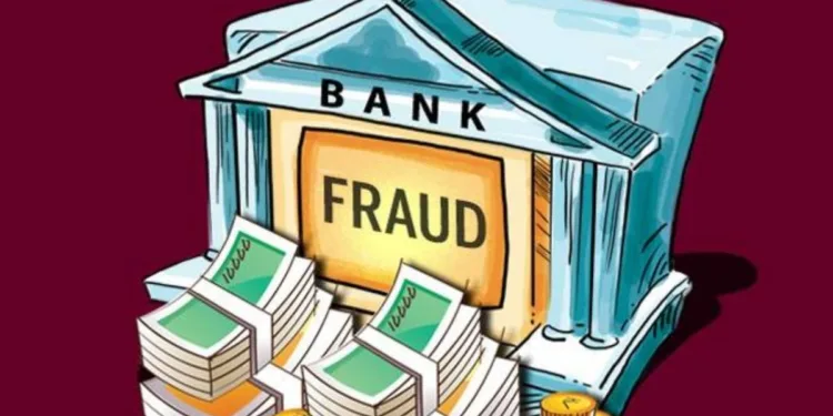 daund Canara Bank employee fraud of four lakh rupees
