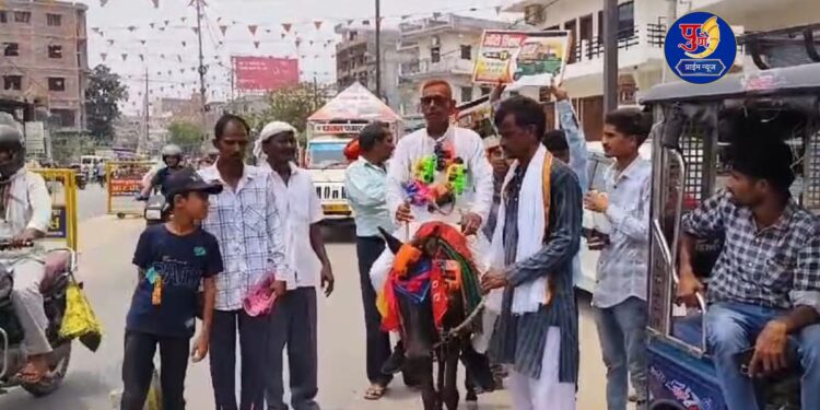 Independent candidate takes donkey ride to campaign in Bihar’s Gopalganj