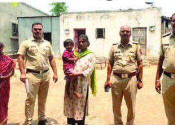 Boy handover safely to mother by police kedgaon pune