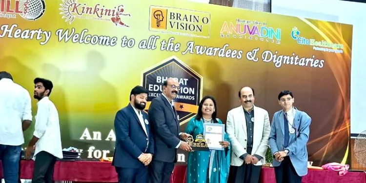 professor Archana Sabale felicitated with jesth acharya bharat shikshan award pune