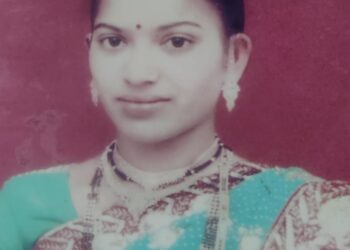 woman died in road accident theur pune