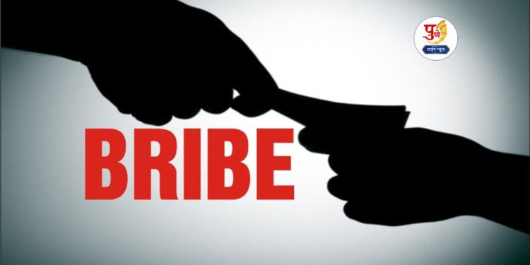 Circle officer caught red hand in mangalvedha while taking bribe solapur
