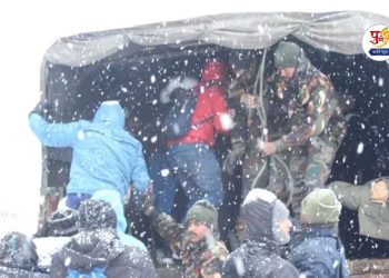 Around 1000 tourists remain stranded in landslides