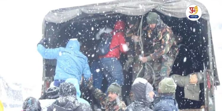 Around 1000 tourists remain stranded in landslides