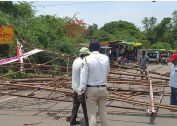 Illegal hoarding removed by Indapur muncipal council