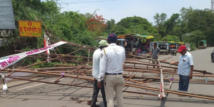 Illegal hoarding removed by Indapur muncipal council