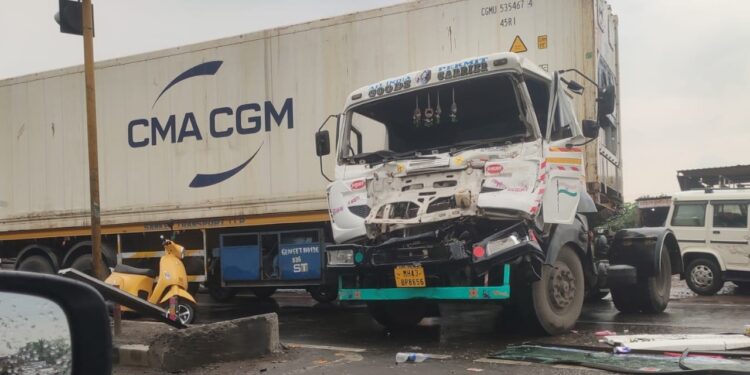 Accident between container and haywa in uruli kanchan pune